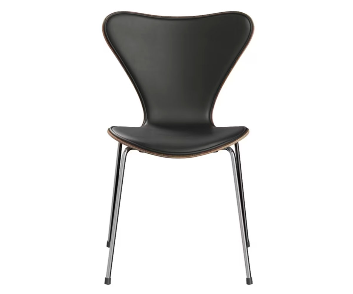 Fritz Hansen - 3107 Serie 7 | Forsidepolstret (Essential/klarlakeret finér) Essential (Sort) Bøg