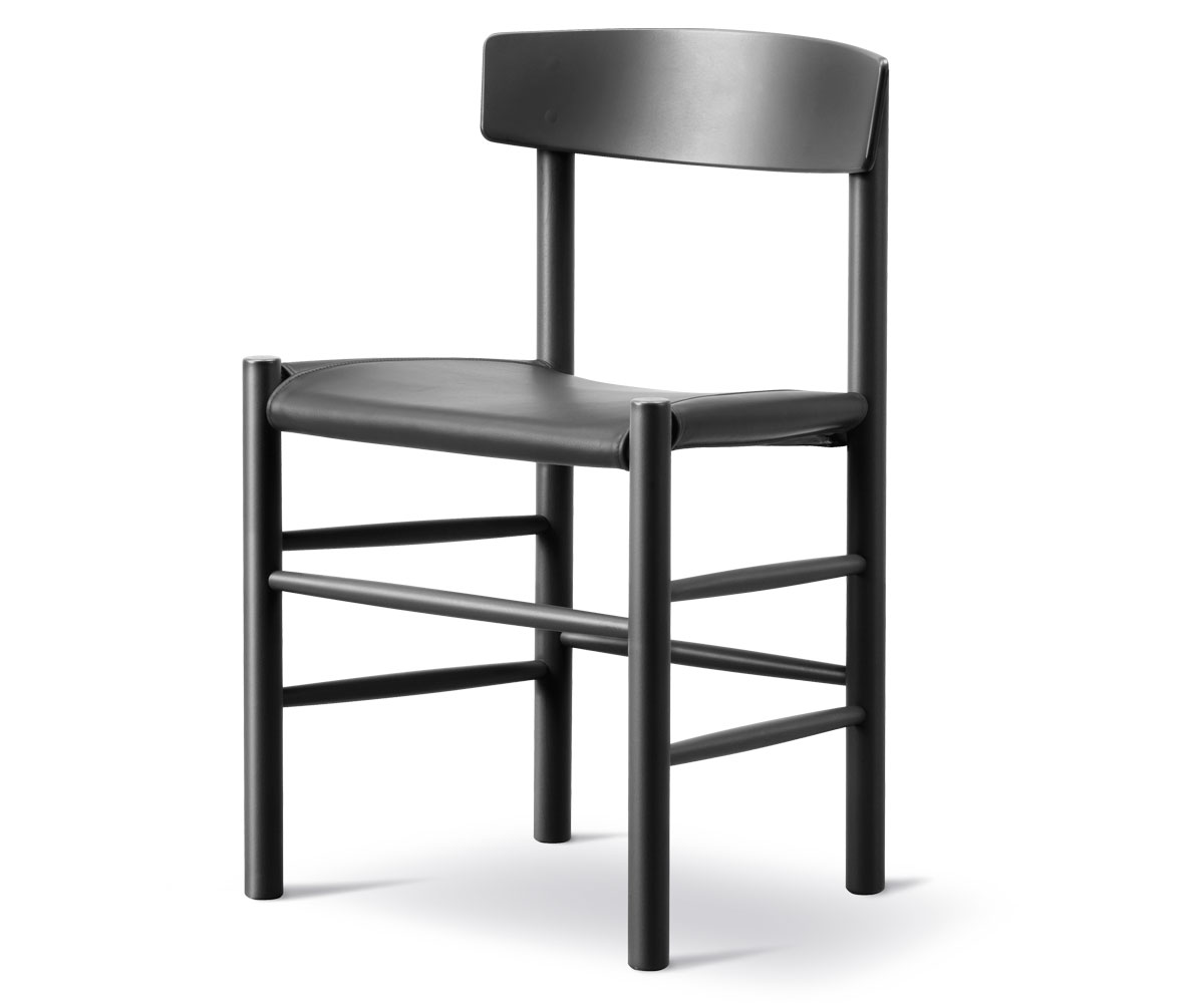 Fredericia Furniture - J39 Folkestolen sædepolstret (læder) af Børge Mogensen Sortlakeret bøg Omni 301 (sort)
