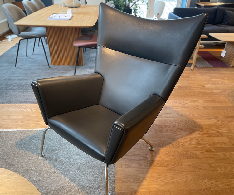 Wing Chair lænestol - sort - Udsalg - Rosborg Møbler Designmøbler, og boligtilbehør