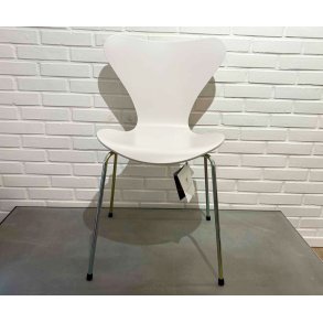 3107 Serie 7� 7:14 AM Beige af Arne Jacobsen