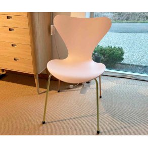 3107 Serie 7� 7:14 AM Pink af Arne Jacobsen