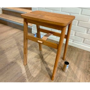 Angle Taburet fra Form & Refine